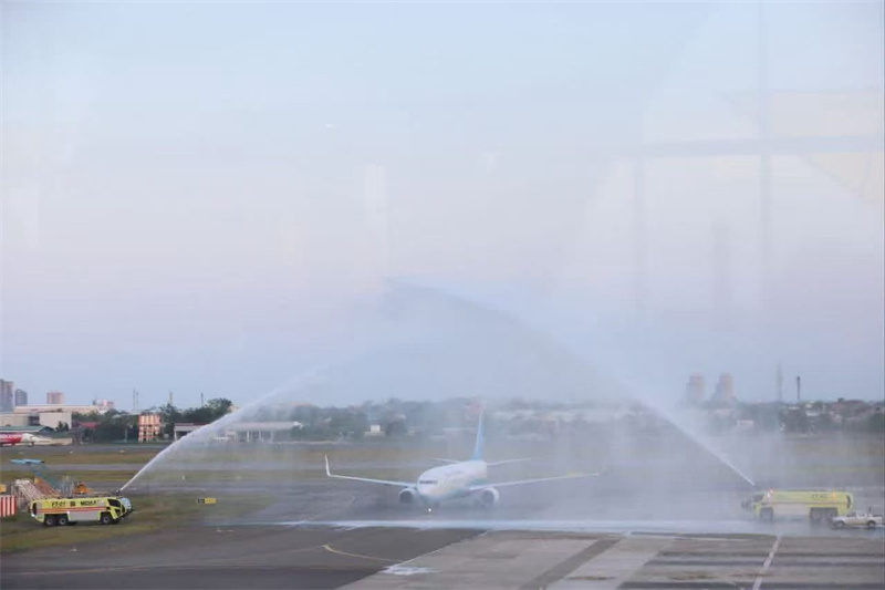 宿务麦克坦国际机场以“过水门”仪式欢迎厦航MF8695航班顺利复航。 厦门航空马尼拉办事处供图宿务麦克坦国际机场以“过水门”仪式欢迎厦航MF8695航班顺利复航。 厦门航空马尼拉办事处供图