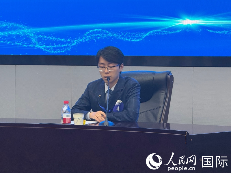 4. 图为一等奖获奖者北京外国语大学大四学生刘睿劼在比赛中。人民网记者杨倩 摄