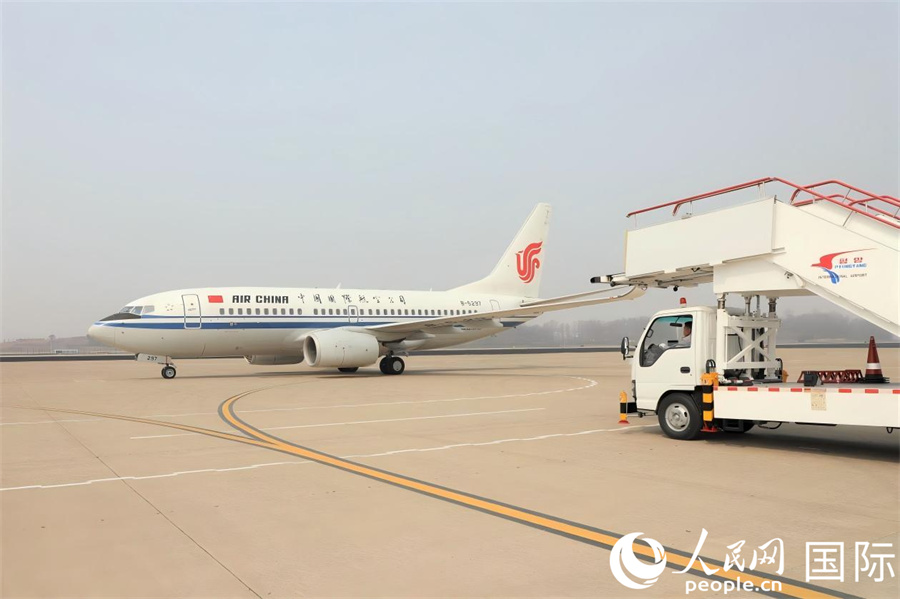 当地时间3月30日10时40分，从北京首都国际机场起飞的国航CA121号航班抵达平壤顺安国际机场。 人民网记者 刘融摄