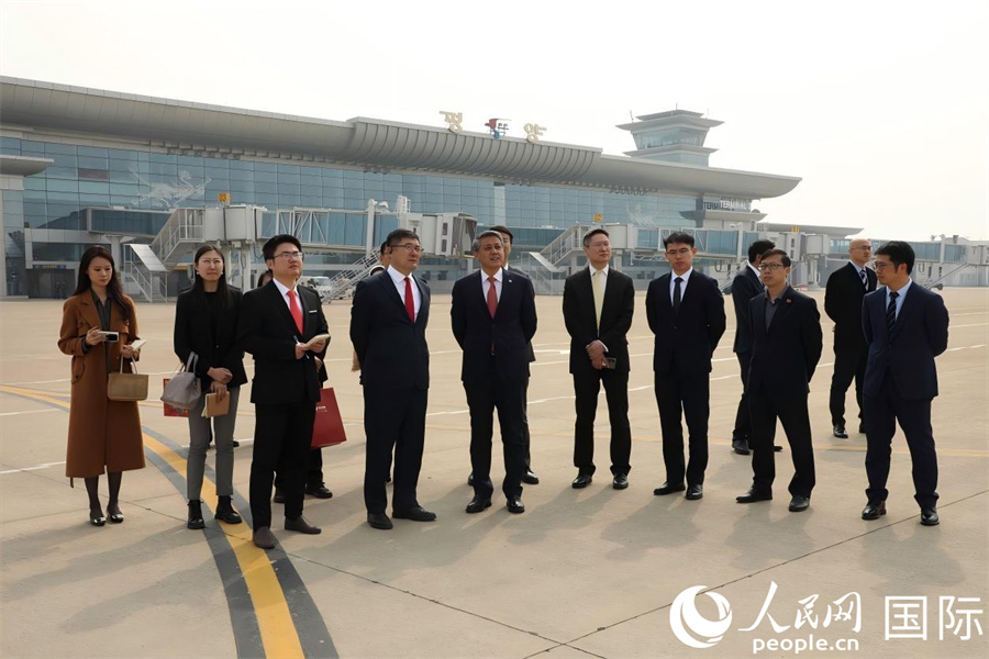 中国驻朝鲜大使王亚军率使馆部分外交官在机场迎接首批乘客。 人民网记者 刘融摄