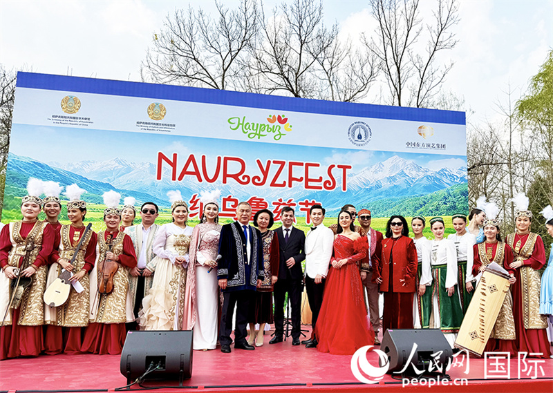 5.哈萨克斯坦驻华大使努雷舍夫与演员合影。 人民网记者 阿尔达克·土尔逊太 摄