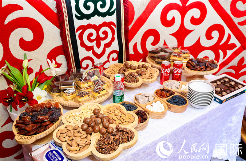 7.哈萨克斯坦传统美食吸引了众多市民。 人民网记者 阿尔达克·土尔逊太  摄