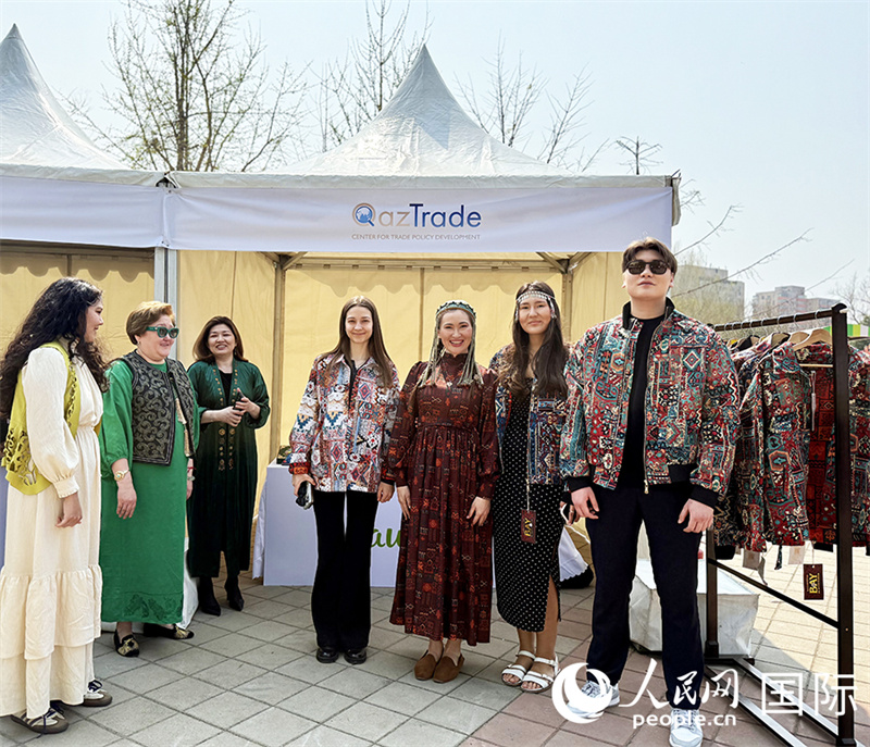 8.活动现场展示哈萨克斯斯坦传统服饰。人民网记者 阿尔达克·土尔逊太摄
