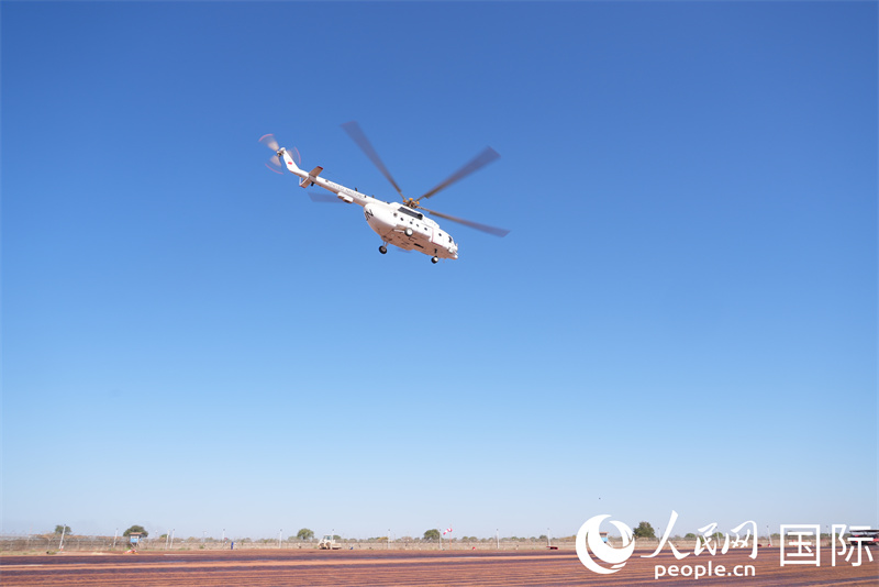 （1）第六批赴阿卜耶伊维和直升机分队执行空中武装巡逻任务，图为直升机紧急升空。 黄浩摄