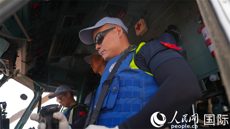 （2）图说：执行武装巡逻任务飞行员起飞前最后调试 黄浩摄