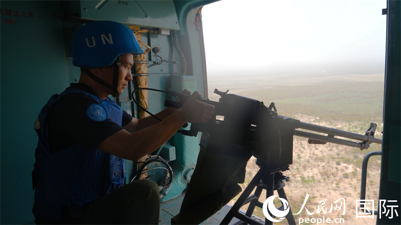 （3）图说：维和官兵正在执行空中武装巡逻，巡视地面可疑迹象 黄浩摄