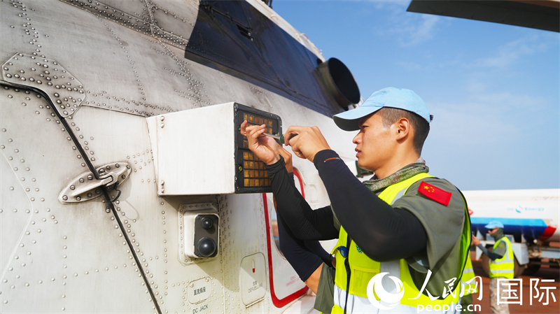 （4）图说：机务官兵正在为武装巡逻直升机加装干扰弹 黄浩摄