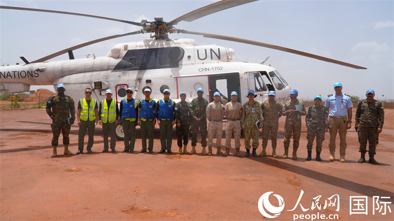 （5）图说：空中武装巡逻后军事观察员与机组合影 黄浩摄