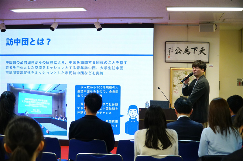 东京都日中友好协会副理事长井上正顺介绍访华团的基本情况。蒋晓辰摄