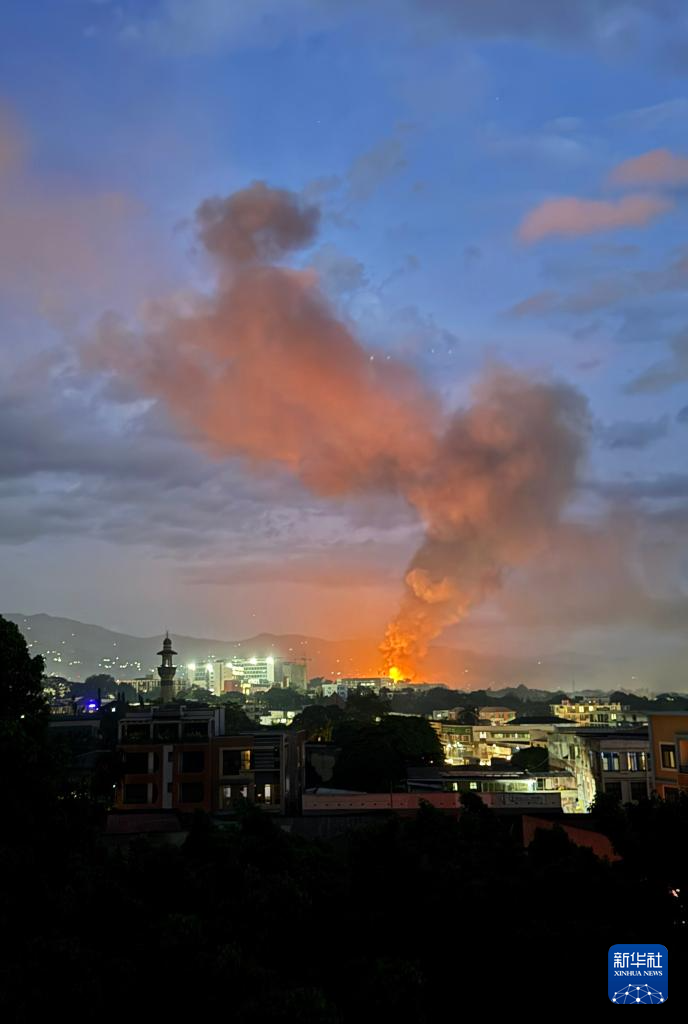 3月31日傍晚，布隆迪经济首都布琼布拉传出持续爆炸声，火光和浓烟升上天空。新华社发