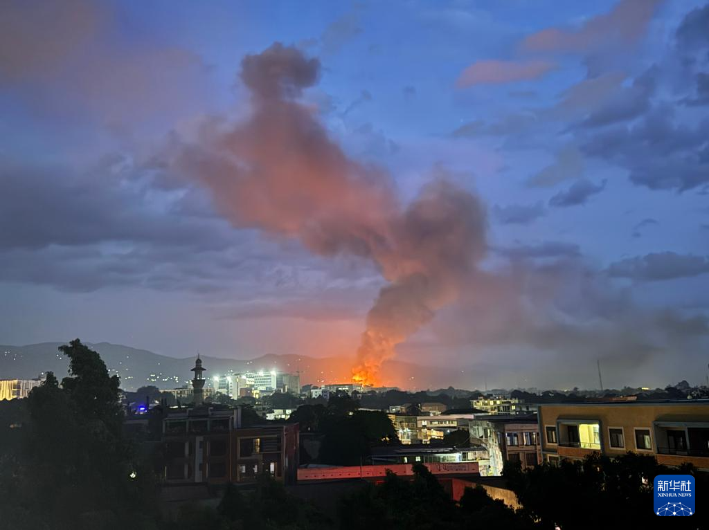 3月31日傍晚，布隆迪经济首都布琼布拉传出持续爆炸声，火光和浓烟升上天空。新华社发