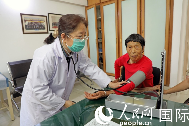 义诊期间，巴基斯坦岐黄中医中心的医生为患者进行常规体检。人民网记者赵益普摄(1)