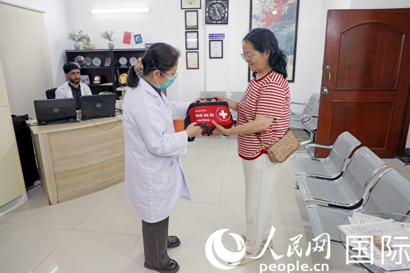 义诊期间，巴基斯坦岐黄中医中心的医生向在巴中国公民发放医疗急救包。人民网记者 赵益普摄 