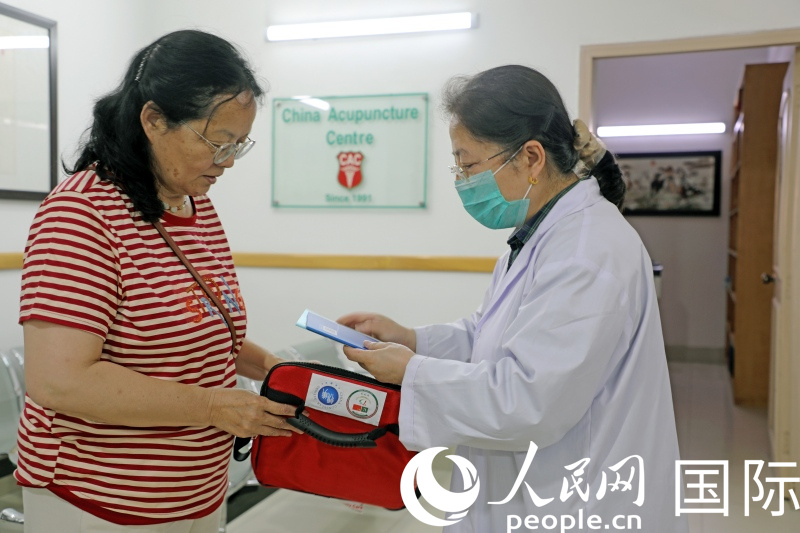 义诊期间，巴基斯坦岐黄中医中心的医生向在巴中国公民发放医疗急救包。人民网记者赵益普摄(1)