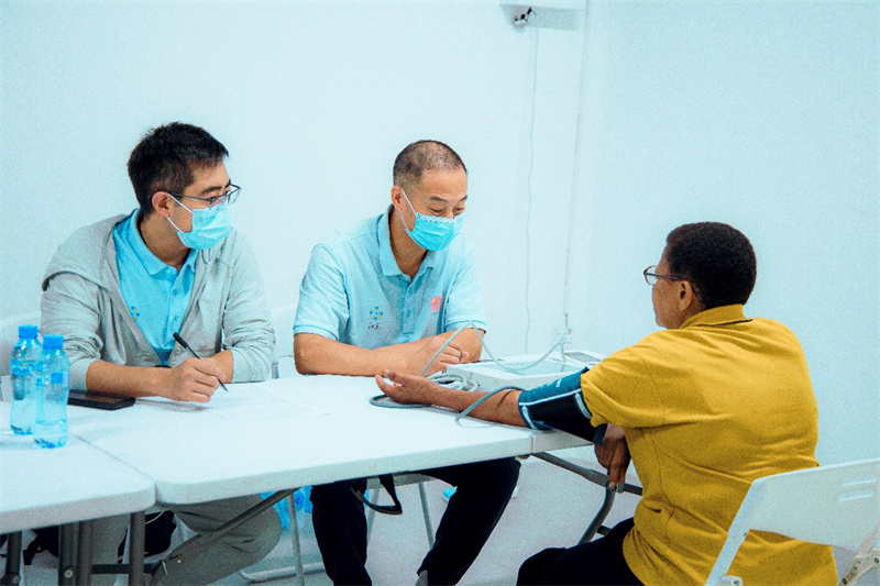 当地民众在义诊活动中进行血压监测。坦桑尼亚东非商贸物流中心供图