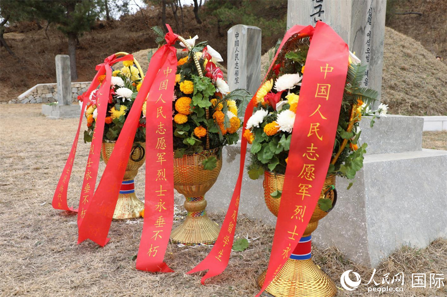 龟城市中国人民志愿军烈士陵墓。陵墓位于平安北道龟城市上端里，1972年10月建成，共有3座合葬墓和1座烈士单体墓，安葬志愿军烈士955名。人民网记者 刘融摄