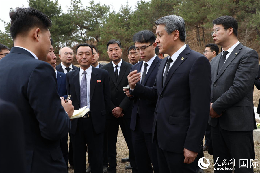 王亚军大使感谢朝鲜党和政府对志愿军烈士纪念设施细致周到的修缮保护。人民网记者 刘融摄