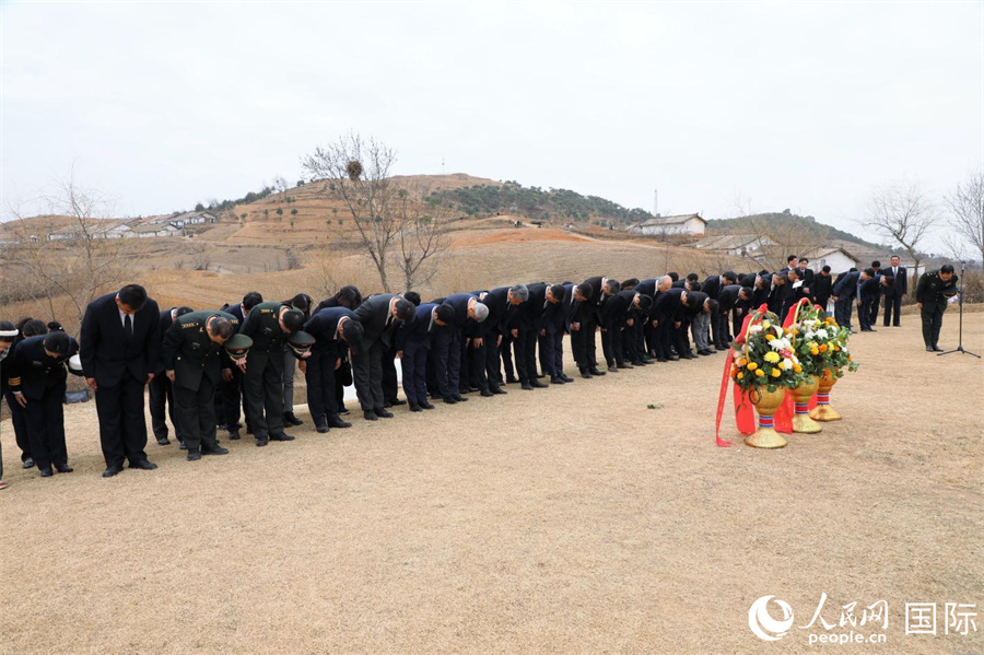 王亚军大使一行向定州市中国人民志愿军烈士陵墓敬献花篮，鞠躬默哀。人民网记者 刘融摄