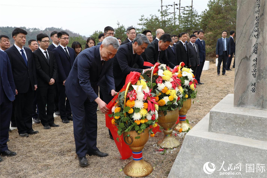 王亚军大使一行向龟城市中国人民志愿军烈士陵墓敬献花篮，鞠躬默哀。人民网记者 刘融摄