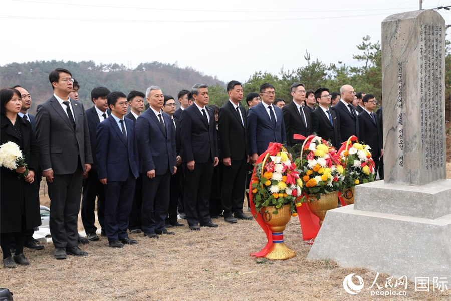 王亚军大使一行向龟城市中国人民志愿军烈士陵墓敬献花篮，鞠躬默哀。人民网记者 刘融摄