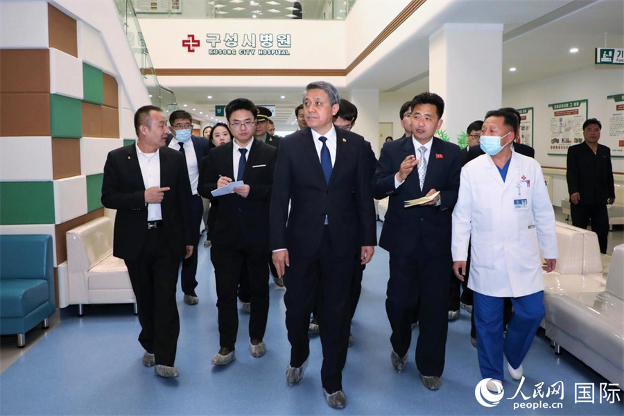 3月31日，中国驻朝鲜大使王亚军率使馆部分外交官参观访问龟城市医院。人民网记者 刘融摄