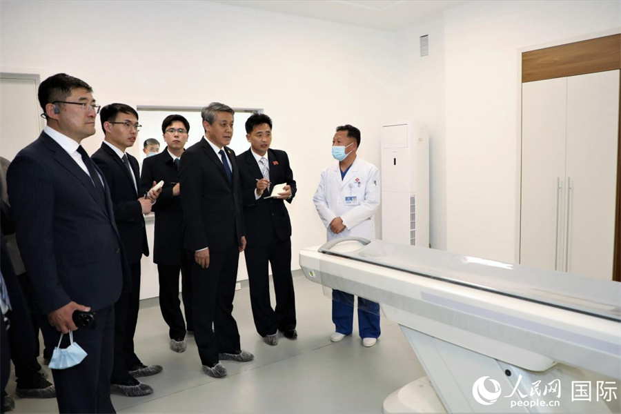 中方一行参观了龟城市医院CT室、手术室、病房、急救科等科室。人民网记者 刘融摄