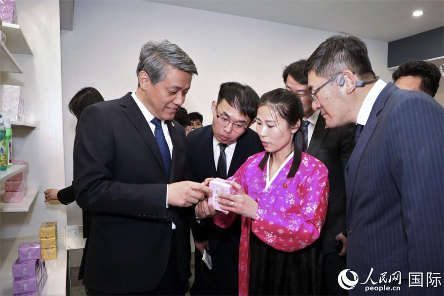 中方一行向龟城市日用品厂工作人员了解该厂生产的洗衣皂工艺和香型种类等。人民网记者 刘融摄