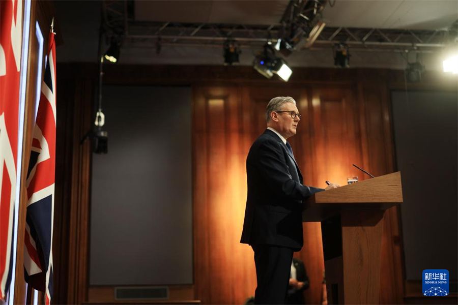 4月1日，英国首相斯塔默参加在伦敦举行的新闻发布会。新华社发（英国首相府供图）