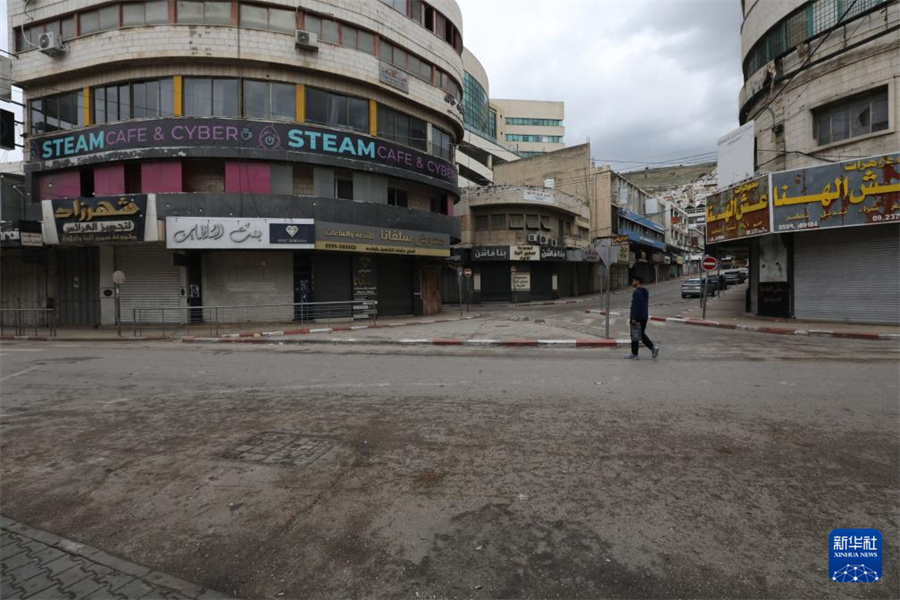 这是4月1日在约旦河西岸北部城市纳布卢斯拍摄的街上关闭的店铺。新华社发（尼达尔·艾仕塔耶摄）