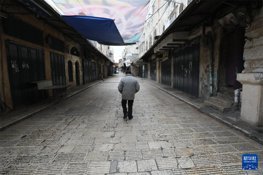 这是4月1日在约旦河西岸北部城市纳布卢斯拍摄的街上关闭的店铺。新华社发（尼达尔·艾仕塔耶摄）