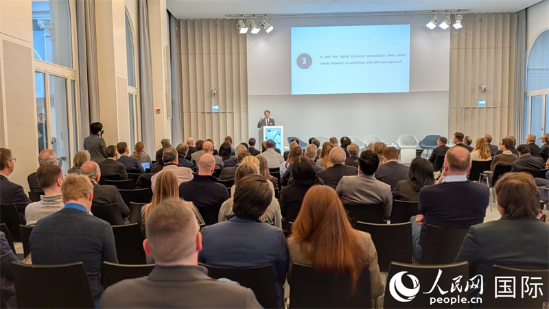 翟东升教授做主旨报告。人民网记者 刘仲华摄