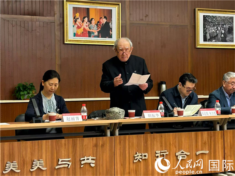 中央民族大学荣誉资深教授胡振华致辞。人民网记者 褚梦琦摄