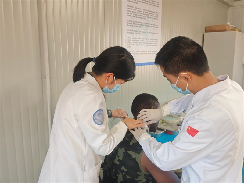 进行细致检查诊断。林莉摄