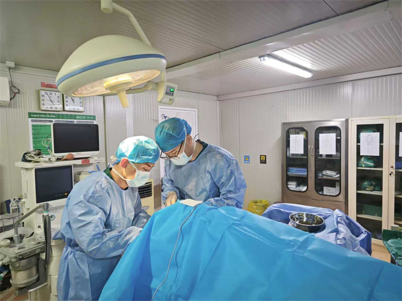 手术救治现场。林莉摄