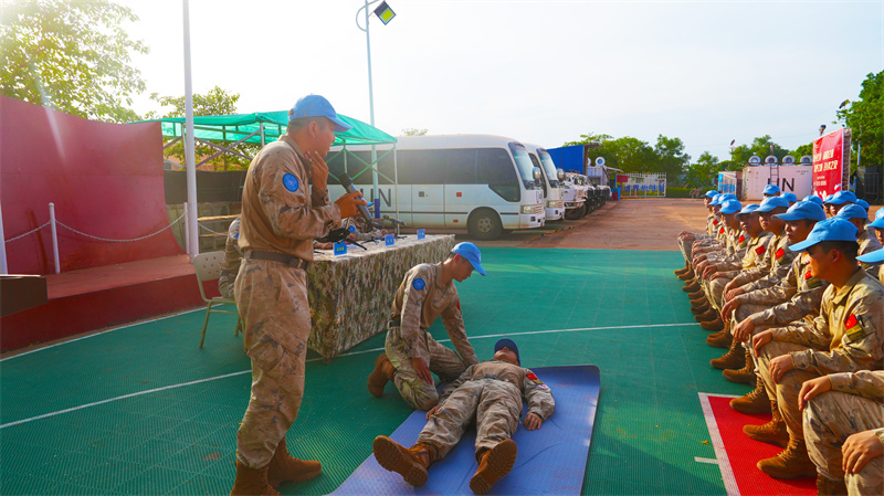 中国第六批赴阿卜耶伊维和直升机分队开展世界卫生日专题卫生讲座。黄浩摄