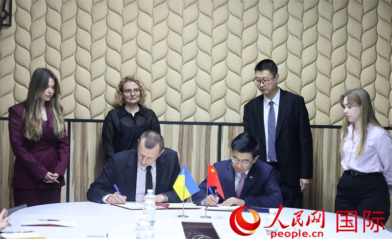 中国驻乌克兰大使马升琨与特卡丘克署长签署议定书。人民网记者 蔡子畅摄