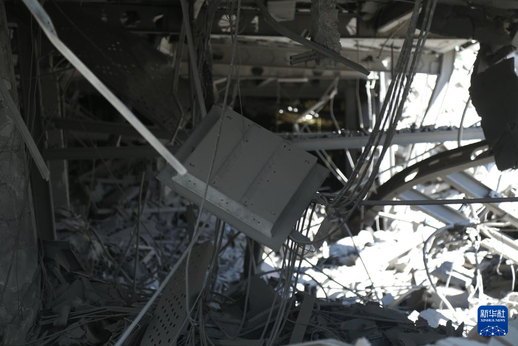 这是4月7日在德黑兰拍摄的遭美国和以色列空袭后的伊朗谢里夫理工大学。新华社记者 沙达提 摄