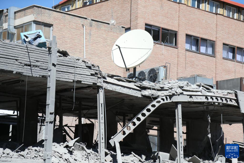 这是4月7日在德黑兰拍摄的遭美国和以色列空袭后的伊朗谢里夫理工大学。新华社记者 沙达提 摄