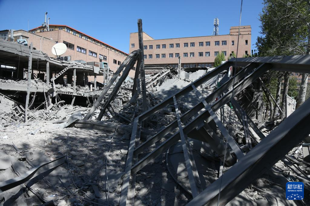 这是4月7日在德黑兰拍摄的遭美国和以色列空袭后的伊朗谢里夫理工大学。新华社记者 沙达提 摄