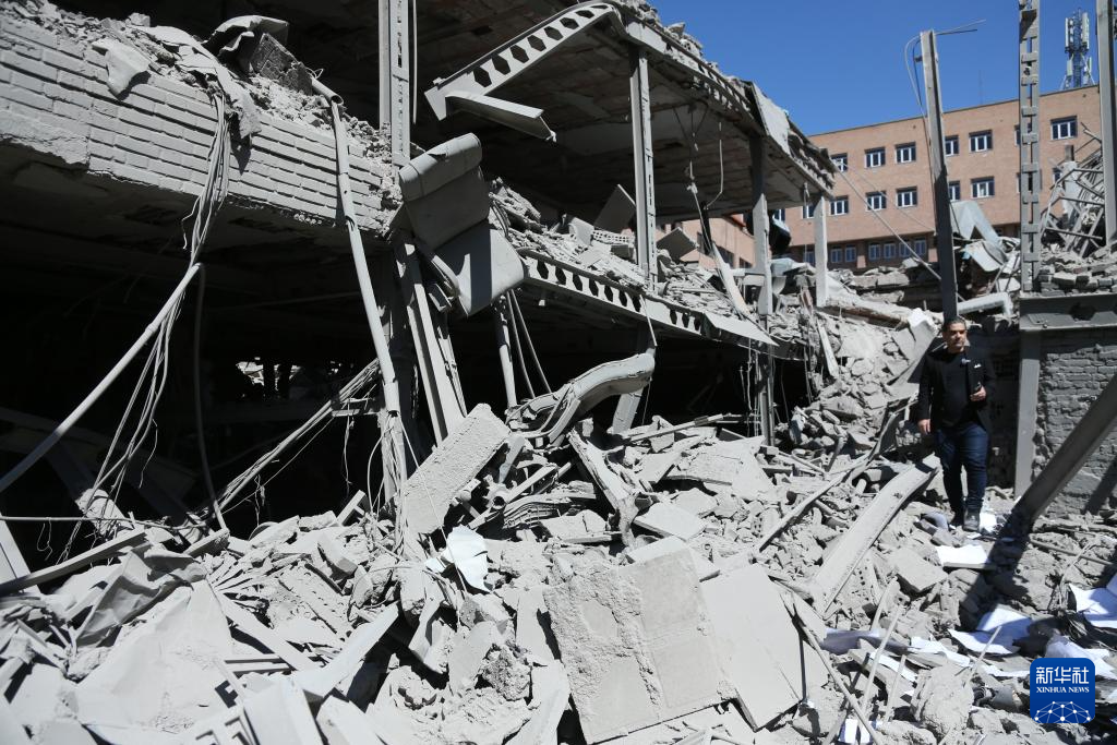 这是4月7日在德黑兰拍摄的遭美国和以色列空袭后的伊朗谢里夫理工大学。新华社记者 沙达提 摄