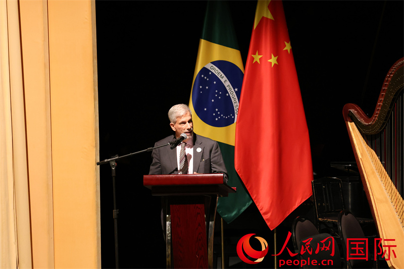 巴西外交部主管贸易促进、科技创新及文化事务的副部长劳德马尔·阿吉亚尔在“中巴文化年”专场音乐会上致辞。人民网记者 时元皓摄