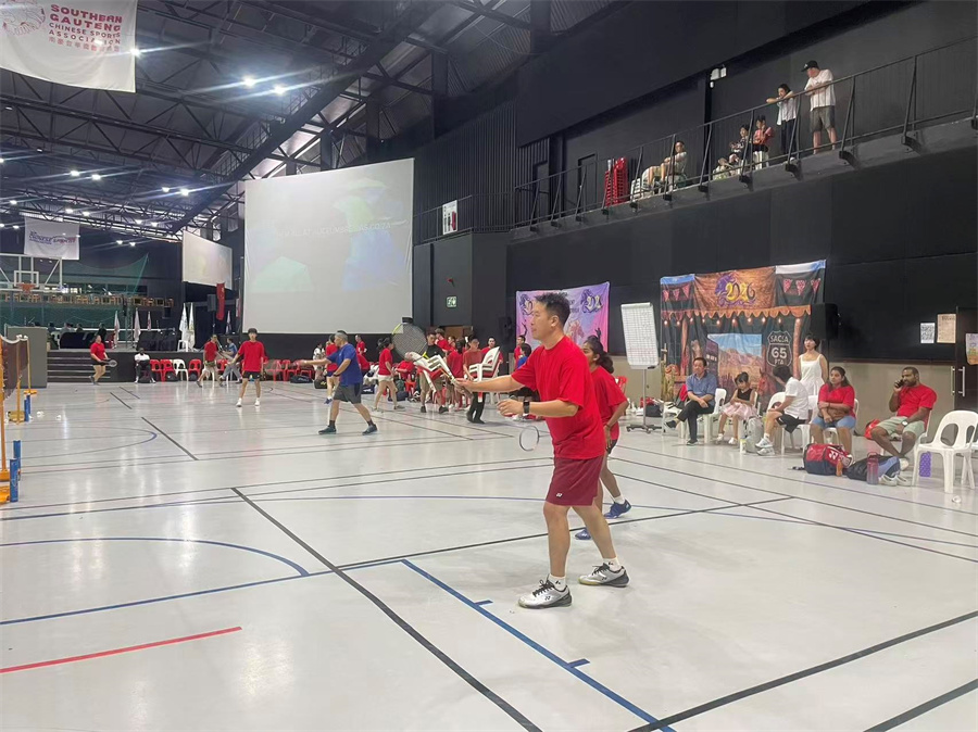 羽毛球运动员全神贯注。南非华侨体育协会供图