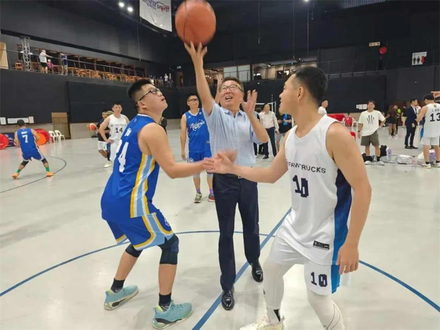 吴鹏大使为篮球赛开球。南非华侨体育协会供图