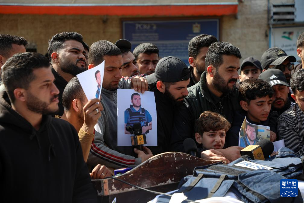 4月9日，在加沙地带中部代尔拜拉赫一所医院，巴勒斯坦民众参加遇难记者的葬礼。新华社发（里泽克·阿卜杜勒贾瓦德 摄）