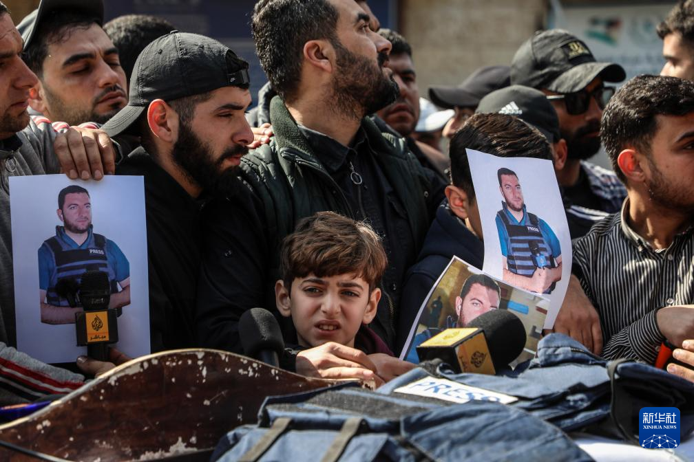 4月9日，在加沙地带中部代尔拜拉赫一所医院，巴勒斯坦民众参加遇难记者的葬礼。新华社发（里泽克·阿卜杜勒贾瓦德 摄）