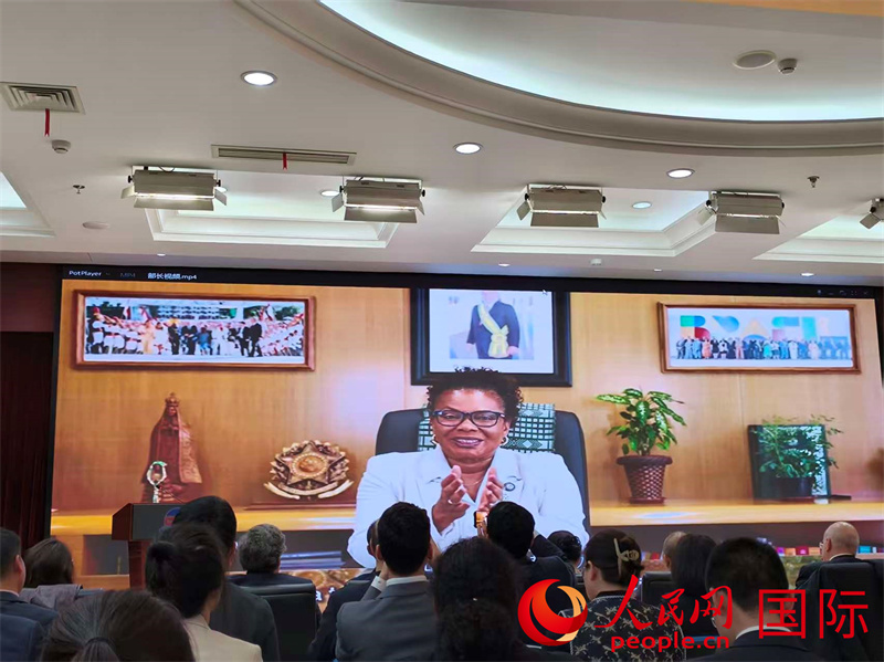 巴西文化部部长马格蕾斯·梅内塞斯在新书发布活动现场发表视频致辞。人民网记者 鲁扬摄