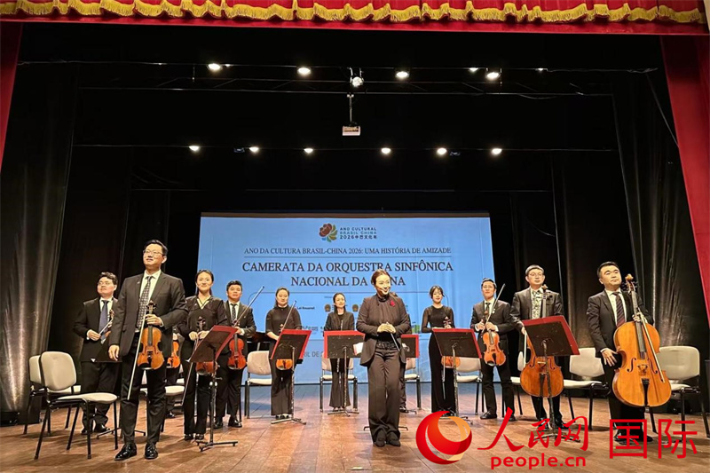 中国交响乐团常任指挥景焕（前中）执棒，携乐团艺术家呈现了一场中西合璧的音乐盛宴。 人民网记者 陈一鸣摄