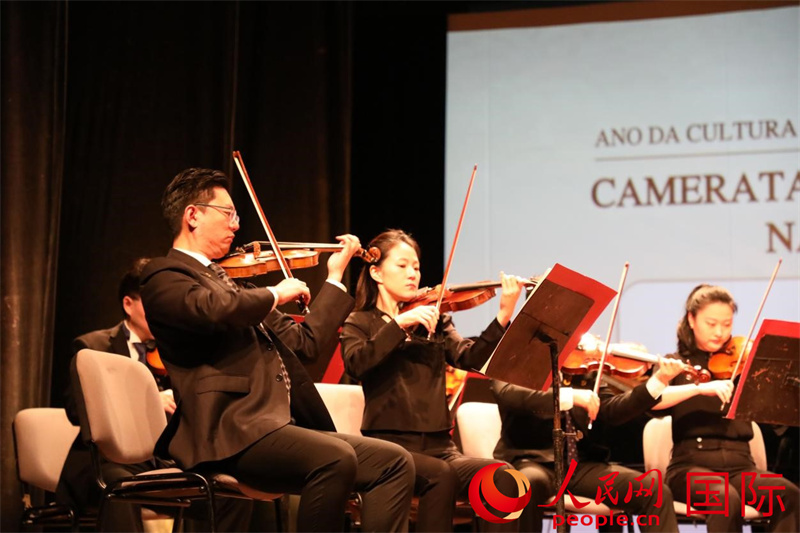 中国交响乐团副首席姚亮（左）倾情演绎小提琴协奏曲《梁祝》选段。 人民网记者 陈一鸣摄