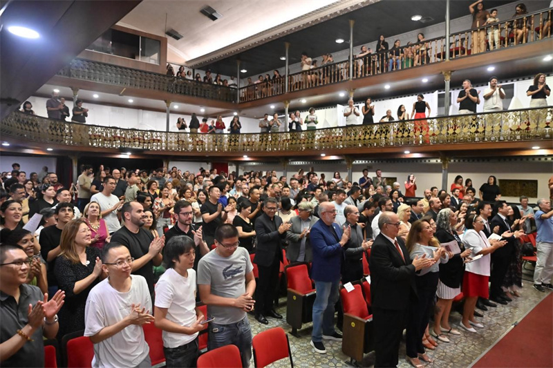 演出结束时，观众全体起立，报以经久不息的掌声。 王方骋摄