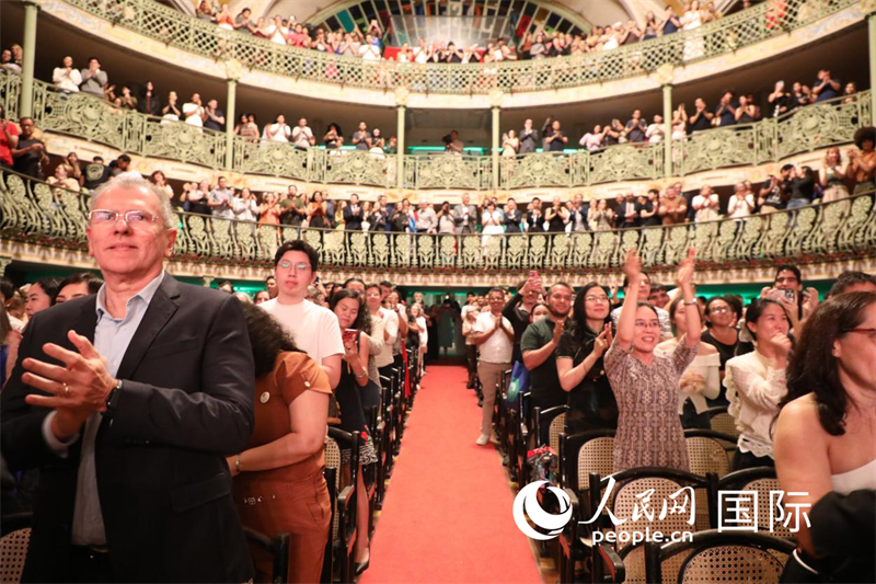 演出结束，全场观众两度起立，以经久不息的掌声和欢呼向艺术家们致敬。 人民网记者 陈一鸣摄